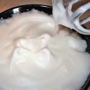 Photo How to beat proteins in foam