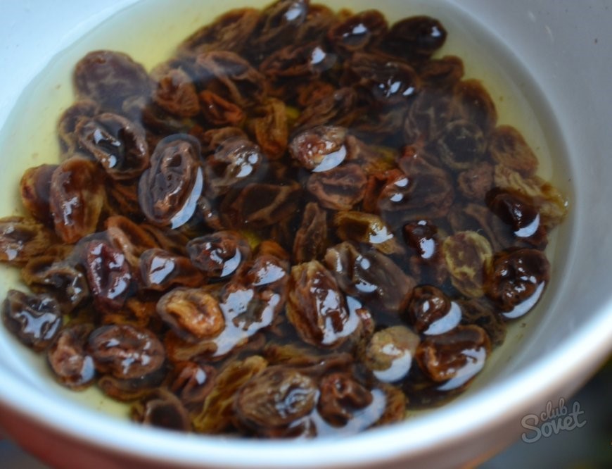 Raisins secs dans de l'eau bouillante