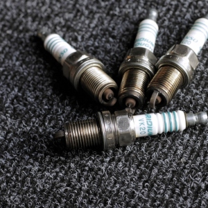 How to clean the spark plug
