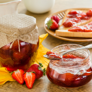 Stock Foto How to cook strawberry jam