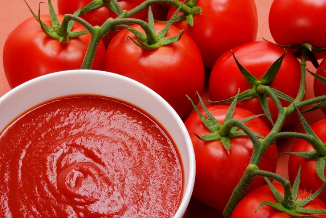 Come rendere il ketchup dal pomodoro incollare?