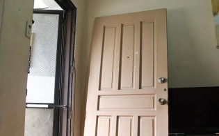 Як зняти двері з петель