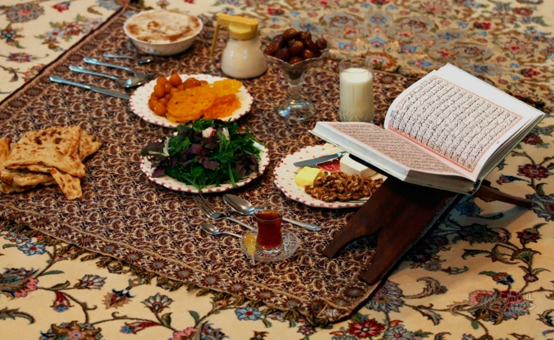 Если проспал уразу. Ифтар и Коран. Стол на Рамадан. Мусульманская еда. Коран на столе.