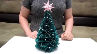 Hogyan készítsünk egy karácsonyfa hullámosított papírt?
