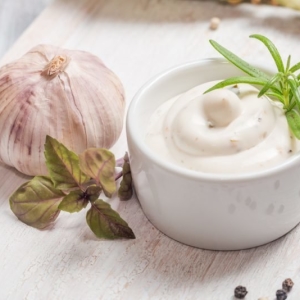 Bagaimana cara membuat saus bawang putih di rumah?