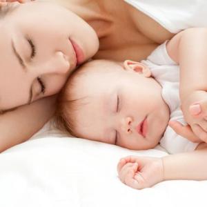 ภาพถ่ายวิธีใส่ทารกแรกเกิดนอนหลับ