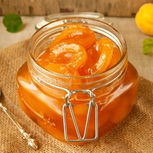 Stock Foto Apricot jam in a slow cooker