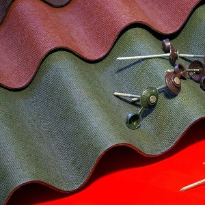 Stock Foto, hogyan fedjük le az ondulin tetőjét