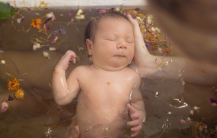 Jak se vykoupat novorozeně poprvé doma, video