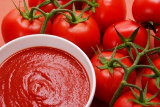 Hur man gör ketchup från tomatpasta?