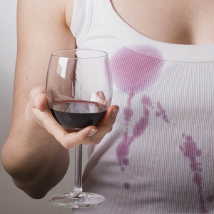 Як вивести пляму від червоного вина