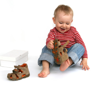 كيفية اختيار الأحذية الأولى للطفل