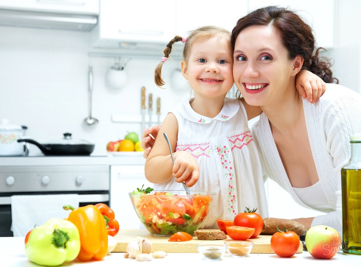 Готовим кушать дома. Женщина с ребенком на кухне. Мама с ребенком на кухне. Кухня для детей. Семья на кухне.