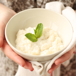 چگونگی طبخ فرنی برنج بر روی شیر