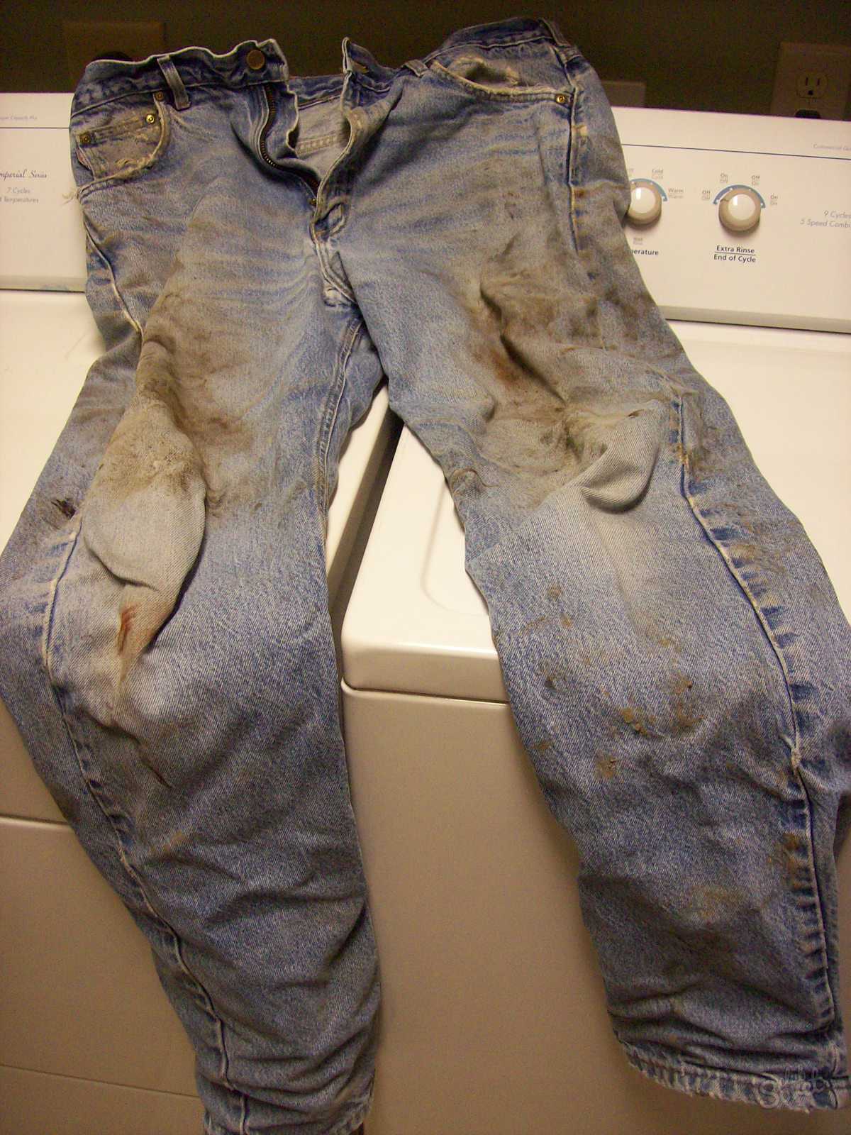 Ужасно грязно. Дырявые штаны. Рваные вещи. Старые грязные джинсы. Старые брюки.