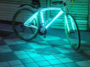 Bagaimana cara membuat lampu latar di atas sepeda?