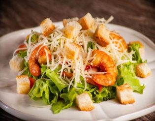 Caesar სალათი ერთად Shrimps - კლასიკური რეცეპტი