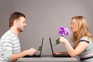 چگونه برای دیدار با یک دختر در اینترنت