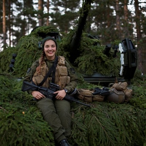Foto jako dívka se dostane do armády