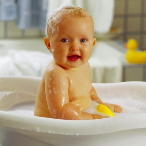 How to wash a newborn boy