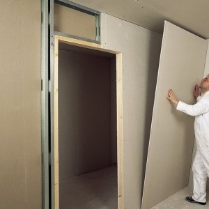 Foto, wie man eine Tür von der Trockenmauer herstellt