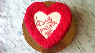 Bagaimana cara membuat kue berbentuk hati?