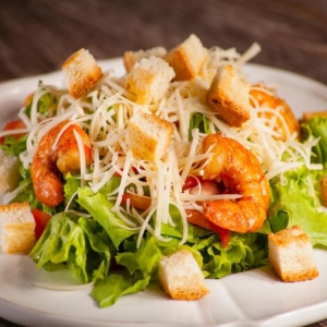 Estoque foto caesar salada com shrimps - receita clássica