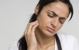 Po odstranění zubu bolí guma - co dělat?