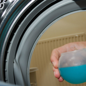 Stock Photo Flüssigkeitswaschpulver - Verwendung von Waschen