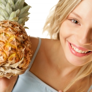 Photo how to choose ripe pineapple