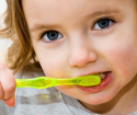 Wie man ein Kind unterrichtet, um die Zähne zu putzen