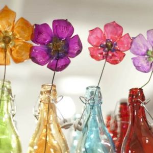 Foto Como fazer flores de garrafas de plástico?