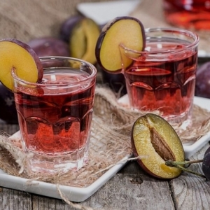 Photo How to make a plum-based liquor at home?