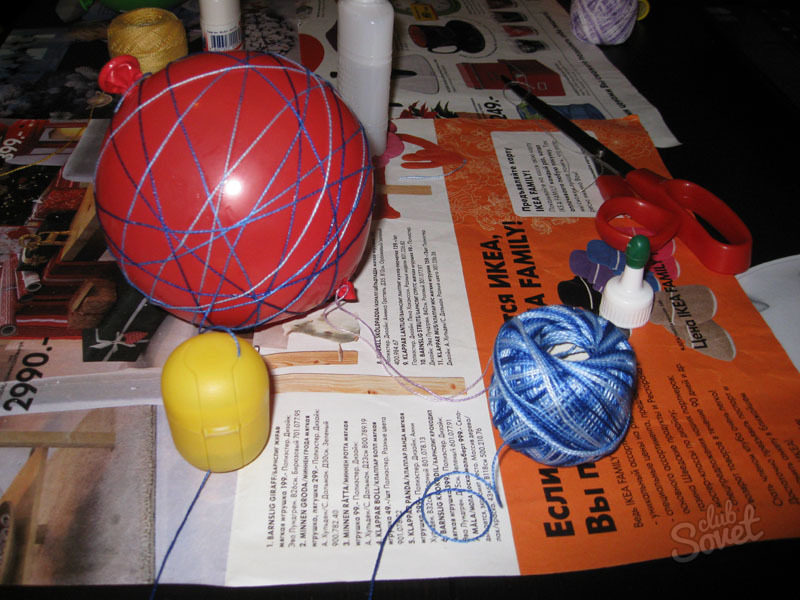 На обычном шаре. Игрушка шар из ниток. Новогодняя игрушка из ниток и шарика. Игрушка на елку из воздушного шарика. Новогодняя игрушка из надувного шарика.