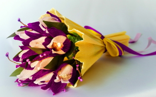 Blommor gjorda av godis och korrugerad papper med egna händer