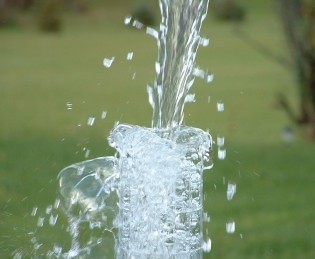 So finden Sie Wasser auf einem Grundstück für einen Brunnen