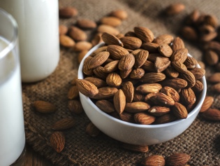 Cara membuat susu almond di rumah?