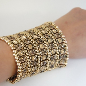 What dreams of a gold bracelet?