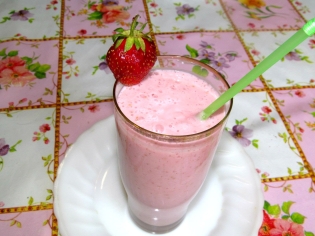 Hur man gör en cocktail från jordgubbar?
