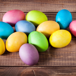 Kako slikati jajca na Velikonočni z naravnimi barvami?