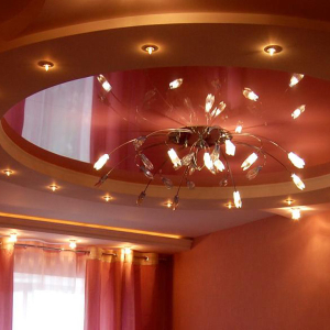 Stock Foto How to hang a chandelier on the stretch ceiling