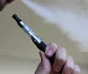 Wie man elektronische Zigarette mit Flüssigkeit tank