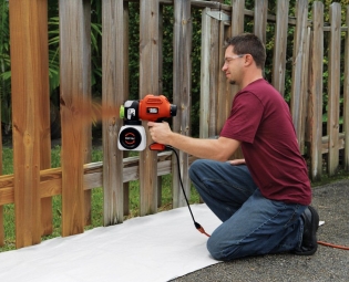 Come dipingere una recinzione di legno