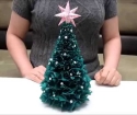 Hur gör jag en julgran från korrugerat papper?