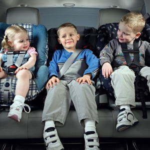 ფოტო როგორ ტრანსპორტირება ბავშვები მანქანაში