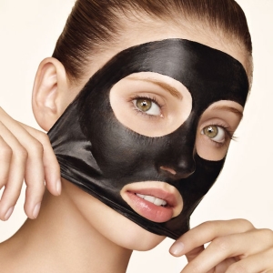 Stock Foto masque de visage noir de points noirs
