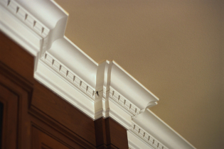How to glue ceiling plinth