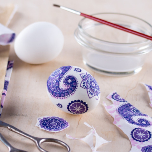 Fotografia de Stock Como pintar ovos em guardanapos de Páscoa