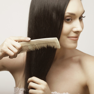 Fotografia de Stock Hairbrush de madeira para o cabelo Como usar