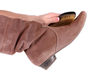 Cara Membersihkan Sepatu Nubuck